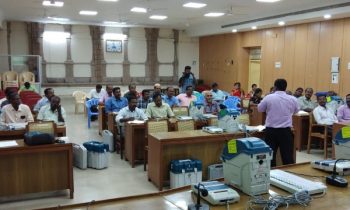 ரெயில் நிலையங்களில் டிஜிட்டல் அறிவிப்பு பலகை அமைக்க வேண்டும்.