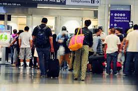 விமான நிலையத்தில் சிக்கிய நபர்.