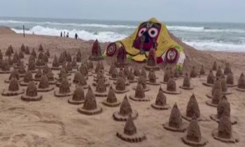 பூரி கடற்கரையில் 125 மணல் ரதங்களை உருவாக்கினார் சுதர்சன் பட்நாயக்.