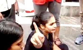 ஜனாதிபதி மாளிகைக்கு முன் அமர்ந்த ஹிருணிகா!