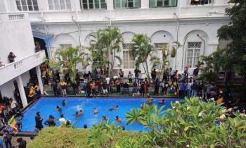 ஜனாதிபதி மாளிகைகையில் நீச்சலடிக்கும் இளைஞர்கள்!