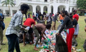 ஜனாதிபதி மாளிகையின் குப்பைகளை அகற்றும் இளைஞர்கள்!