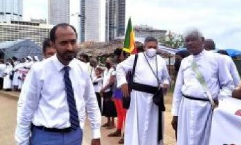 ஆர்ப்பாட்டகார்களை சந்தித்த ஜனாதிபதி ஊடகப் பணிப்பாளர்.