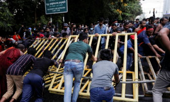 கொழும்பில் பெருந்திரளானோரின் இணைவில் மாபெரும் ஆர்ப்பாட்ட பேரணி.