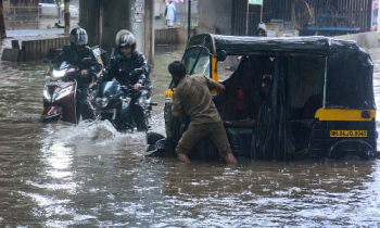 மும்பையில் பலத்த மழை- பல இடங்களில் வெள்ளம் தேங்கியது.