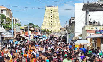 ராமேசுவரம் கடலில் புனித நீராடி முன்னோருக்கு தர்ப்பணம் கொடுத்த பக்தர்கள்.