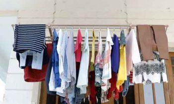 நாம் தினமும் உடுத்தக்கூடிய ஆடைகளின் மூலம் கூட தரித்திரம் நம்மை விட்டு பிரியாமல் இருக்கும்.