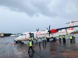 கட்டுநாயக்க விமான நிலையத்தை நோக்கி விரையும் அதிசொகுசு வாகனங்கள்.