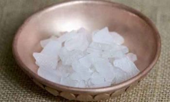 பச்சைக் கற்பூரத்தை இப்படி பயன்படுத்தினால் படுவேகத்தில் பணக்காரர் ஆகிவிடலாம்.