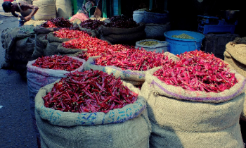 ஒரு கிலோ மிளகாய் வற்றல் ரூ.320-க்கு விற்பனை.