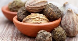 ஒரே ஒரு கடுக்காயை கையில் இப்படி வைத்துக் கொண்டால் போதும். கடுகளவு கஷ்டம் கூட வராது.