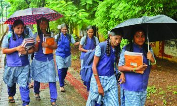 திருப்பூரில்காலாண்டு தேர்வு விடுமுறை முடிந்து பள்ளிகள் இன்று திறக்கப்பட்டது.