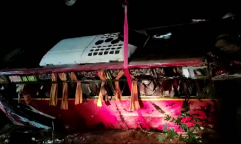 கேரளாவில் அரசு பேருந்துடன் பள்ளி சுற்றுலா பேருந்து மோதி பயங்கர விபத்து.