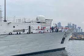 இலங்கை கடற்கரையை நோக்கி வரும் கப்பல்.