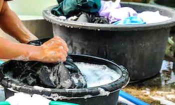 நாம் உடுத்திய பழைய துணிகளை இந்த 3 பேருக்கு மட்டும் தானமாகக் கொடுக்கவே கூடாது. தீராத பாவம் வந்து சேர்ந்துவிடும்.