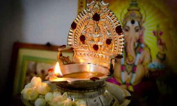 பூஜை அறையில் இருக்கும் காமாட்சியம்மன் விளக்கு இப்படி மாறிவிட்டால், நிச்சயம் உங்கள் குடும்பத்திற்கு கஷ்டம் வரும். ஆபத்தை முன்கூட்டியே தெரிவிக்கும் பூஜையறை அறிகுறிகள் என்னென்ன?