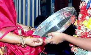 இந்த 5 பொருட்களை சுமங்கலி பெண்கள் தானம் கொடுக்க கூடாதா? தானமாகவோ, பரிசாகவோ கொடுக்க கூடாத முக்கிய ஐந்து பொருட்கள் என்னென்ன?